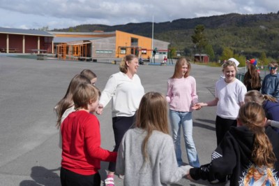 Alver kommune brukte falske KI-kjelder i rapport om skulenedleggingar