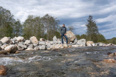 Grunneigar Idar Barstad i Barstadvika i Ørsta reagerer på strengare reglar for å reparere elvar