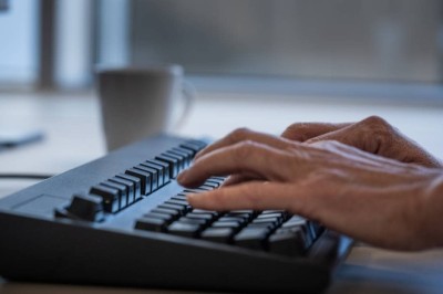Mistenkjer at sjukepleiar har snoka i 76 journalar - helseekspertar kritiserer kommunen