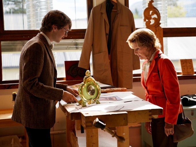 Dronningen har et stort engasjement for h&aring;ndverksfagene, kunst og kultur. I 2020 bes&oslash;kte hun Hjerleid handverksskole p&aring; Dovre som utdanner blant annet smeder, treskj&aelig;rere og andre h&aring;ndverksyrker med lange tradisjoner. Foto: Simen L&oslash;vberg Sund, Det kongelige hoff.