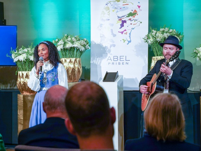 Programleder Haddy Njie avslutter prisutdelingen med &aring; synge