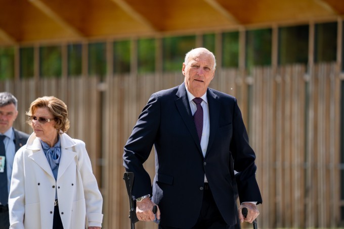 Kongeparet bes&oslash;kte Ut&oslash;ya for f&oslash;rste gang. Her utenfor Hegnhuset som omkranser det gamle Kaf&eacute;bygget. (Foto: Simen Sund / Det kongelige hoff)