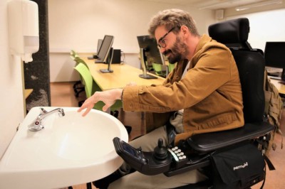 Alexander (29) må ha hjelp til å drikke, men ble nektet koppholder – nå beklager NAV