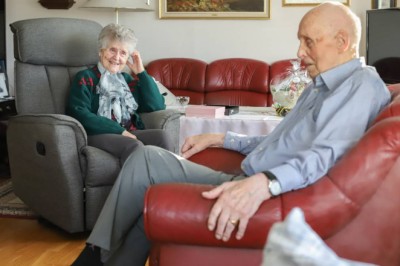 Sverre Solli (96) vil bo sammen med kona Johanna (91) på sykehjem. Kommunen mener han er for frisk