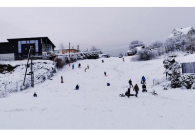 Birte får ikkje bygga: Statsforvaltaren «snikfotograferte» at familien brukte tomta som akebakke