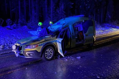 Flere bilister kjørte rett forbi ambulanse, der sjåfør satt fastklemt etter kollisjon med elg.