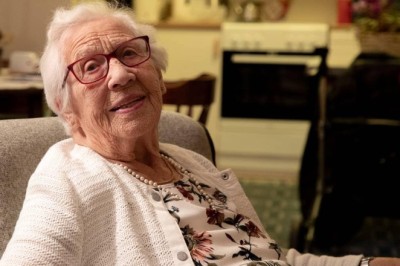Ruth (105) utfordrer Navs seksårsregel for høreapparat