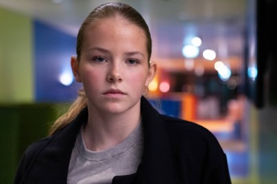 Thilde Kveum Bergheim (15) fra Skjåk må pendle i fire timer om skolen i Lom blir lagt ned