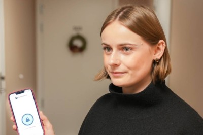 Thea må bruke telefonen for å komme seg inn døra: – Ubehageleg